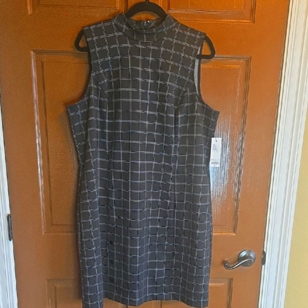 APT-Blk/white sleeveless dress with high neck & side pockets Sz XL NWT